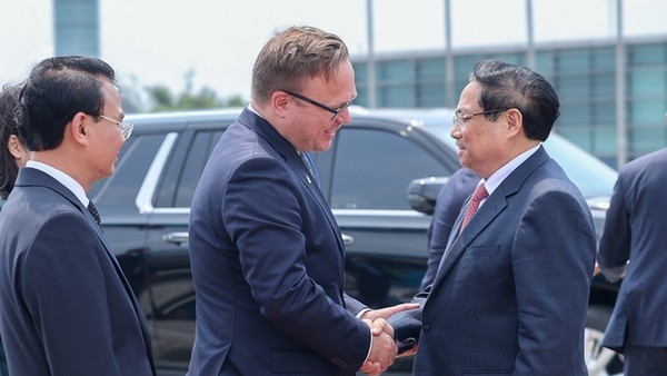 Tham tán Đại sứ quán Nga tại Việt Nam Ivan Nesterov tiễn Thủ tướng tại sân bay Nội Bài - Ảnh: VGP/Nhật Bắc