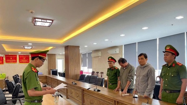 Cơ quan Cảnh sát điều tra Công an TP.Đà Nẵng tống đạt các quyết định khởi tố đối với các bị can. Ảnh: C.A Đà Nẵng