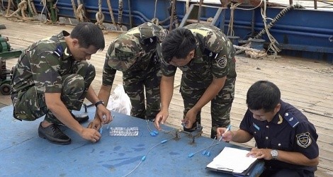 Lực lượng hải quan niêm phong tàu vận chuyển dầu nhập lậu. Ảnh: Lê Thu.