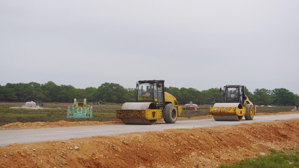 Dự án Đường ven biển kết nối hành lang kinh tế Đông - Tây giai đoạn 1 đang thi công.
