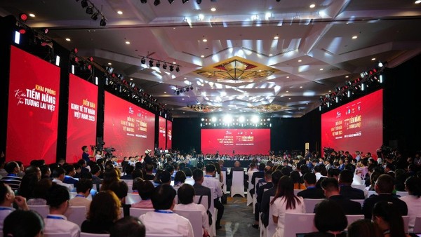 VPSF 2025 thu hút sự tham gia của khoảng 5.000 lượt đại biểu thông qua 12 phiên đối thoại địa phương, 4 phiên chuyên đề và Phiên đối thoại cấp cao. Diễn đàn cũng ghi nhận sức lan tỏa mạnh mẽ với hơn 300 ý kiến phát biểu trực tiếp và khoảng 3.000 kiến nghị được gửi về.