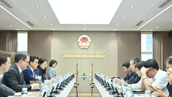 Thứ trưởng Bộ Nông nghiệp và Môi trường Hoàng Trung làm việc với đoàn công tác của Hoa Kỳ.