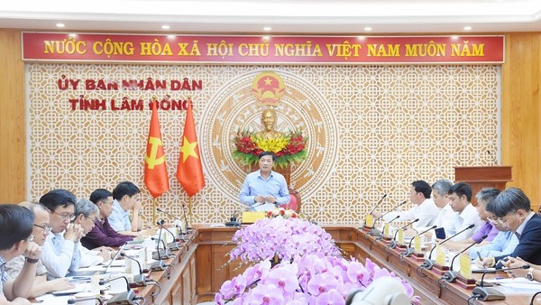 Phó chủ tịch Thường trực UBND tỉnh Lâm Đồng Lê Trọng Yên chủ trì cuộc họp nghe báo cáo tình hình triển khai và tiến độ thực hiện hai dự án Nhà máy nhiệt điện khí LNG Sơn Mỹ I, II. Ảnh: Kim Hiền