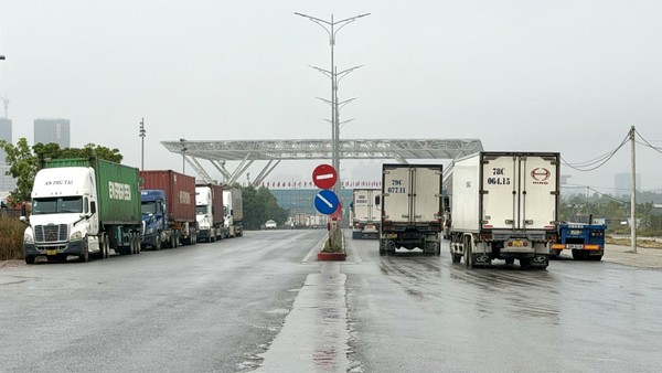 Hoạt động xuất nhập khẩu hàng hoá qua Lối thông quan cầu Bắc Luân II, phường Móng Cái 1, tỉnh Quảng Ninh. 