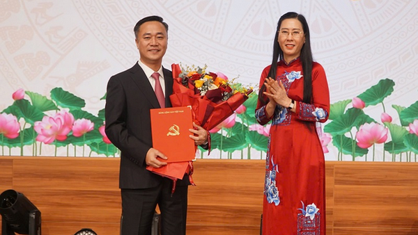 Bà Bùi Thị Quỳnh Vân, Phó Trưởng Ban Tổ chức Trung ương tặng hoa chúc mừng ông Nguyễn Việt Hùng. Ảnh: T.X 