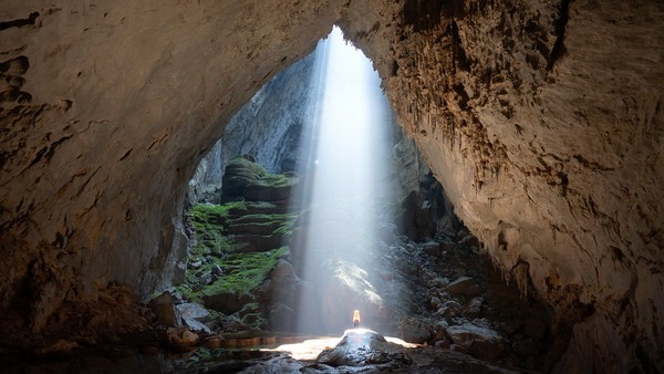 Hang Sơn Đoòng - hang động lớn nhất thế giới.