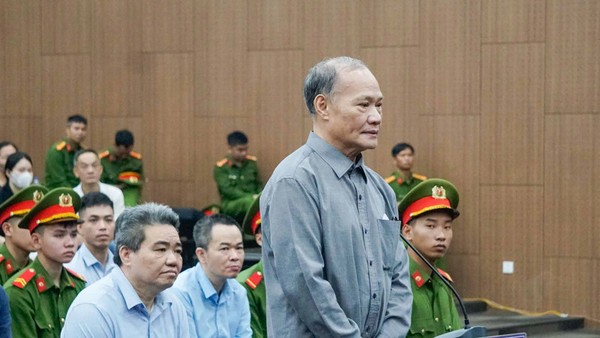 Cựu Thứ trưởng Bộ NN&PTNT (cũ) Hoàng Văn Thắng trước bục khai báo.