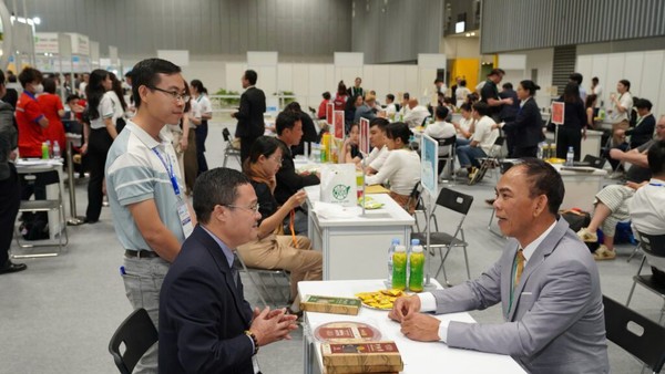 Kết nối 1:1 giữa doanh nghiệp Việt và đoàn mua hàng quốc tế tại sự kiện Kết nối chuỗi cung ứng hàng hóa quốc tế. 