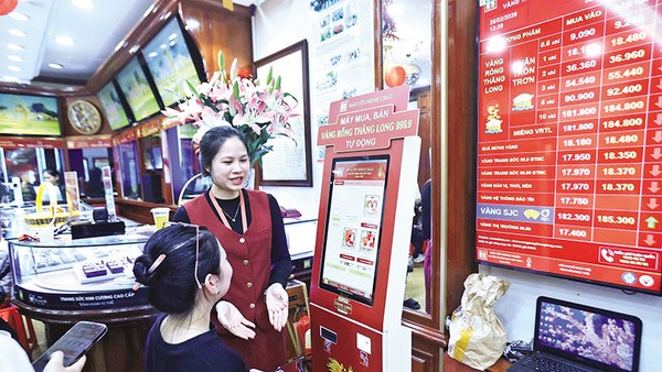 Cửa hàng vàng Bảo Tín Minh Châu có hành vi bán “vàng giấy” cho khách. Ảnh: Đức Thanh