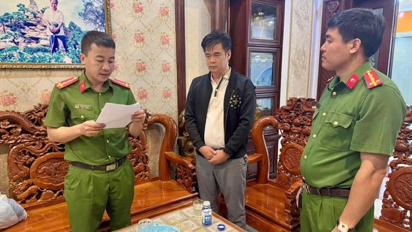 Đối tượng trong đường dây lừa đảo sàn tiền ảo Wedex nghe đọc lệnh bắt