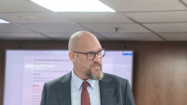 Ông Richard D. McClellan, Tổng giám đốc điều hành Trung tâm Tài chính quốc tế Việt Nam tại TP.HCM chia sẻ tại buổi họp báo.