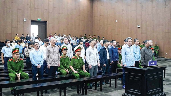 Các bị cáo bị đưa ra xét xử tại phiên tòa sơ thẩm (Ảnh: H.N) 