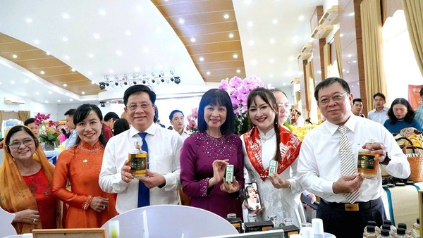 Lãnh đạo tỉnh An Giang cùng đại diện doanh nghiệp tại buổi họp mặt doanh nghiệp nhân kỷ niệm Ngày Doanh nhân Việt Nam 13/10/2025.