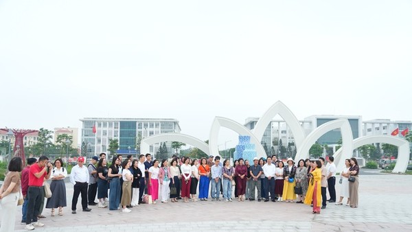 Đoàn đại biểu khảo sát tại Công viên Gia Lâm.