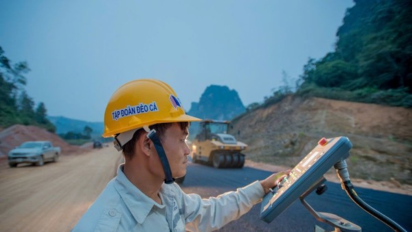 Thi công thảm bê tông nhựa tại Dự án cao tốc Đồng Đăng - Trà Lĩnh. 