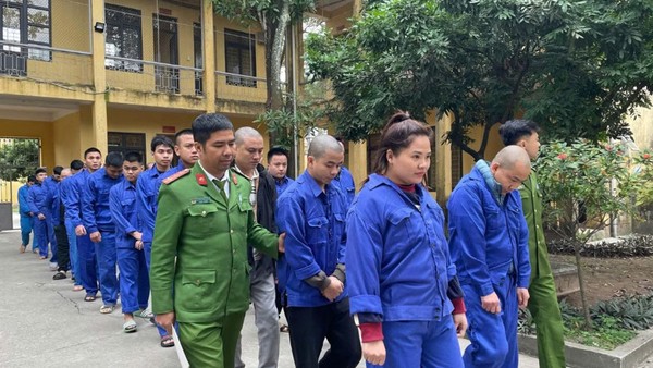 Các đối tượng bị bắt giữ trong đường dây lừa đảo, tổ chức đánh bạc với giao dịch lên tới hơn 9.300 tỷ đồng. Ảnh: CAHY