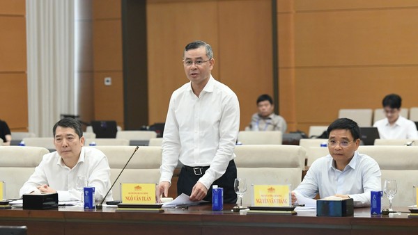 Bộ trưởng Bộ Tài chính Ngô Văn Tuấn trình bày tờ trình về dự thảo Nghị quyết. Ảnh: Lâm Hiển. 