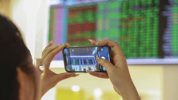 Dự báo, nhóm chứng khoán sẽ đóng vai trò dẫn dắt, tiếp đến là nhóm đầu tư công, bất động sản và thép