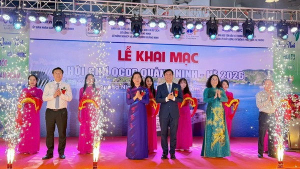 Các đại biểu cắt băng khai mạc Hội chợ OCOP Quảng Ninh - Hè 2026.