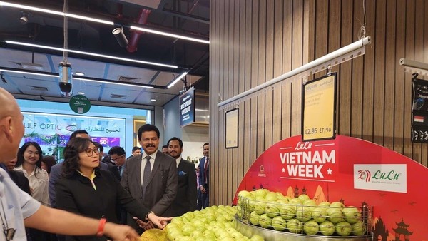 Các loại trái cây tươi của Việt Nam được trưng bày tại chuỗi siêu thị Lulu tại Dubai.