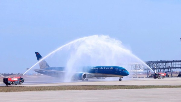 Chuyến bay chở khách đầu tiên do Vietnam Airlines khai thác hạ cánh tại Cảng hàng không quốc tế Long Thành vào ngày 19/12/2025.
