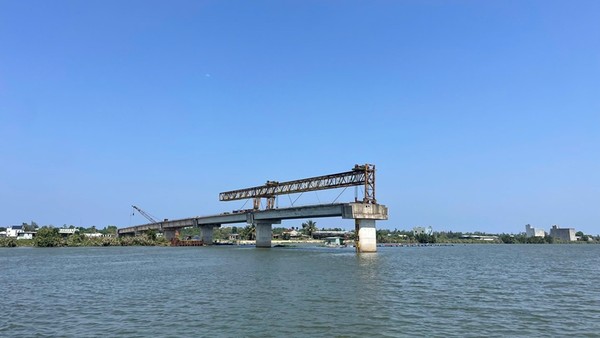 Dự án Cầu Tam Tiến và đường dẫn có tổng vốn đầu tư 220 tỷ vẫn dang dở sau 7 năm thi công. 