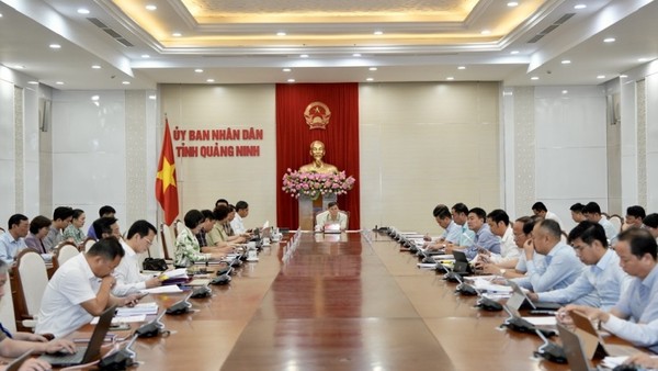 Ông Bùi Văn Khắng, Chủ tịch UBND tỉnh Quảng Ninh chủ trì cuộc họp. Ảnh: Đỗ Phương