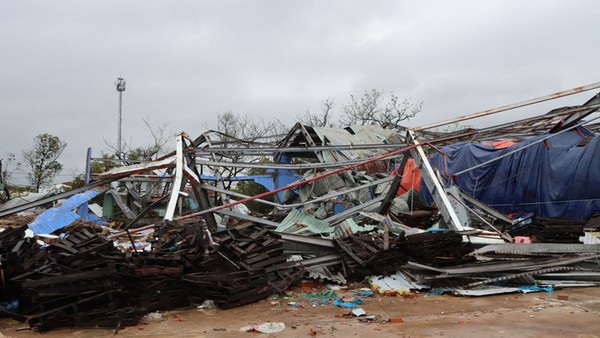 Nhà xưởng của Công ty TNHH TMDV Phước Tiến tại Khu công nghiệp Phú Tài , tỉnh Gia Lai bị thiệt hại do cơn bão số 13. Ảnh: Thùy Trang 