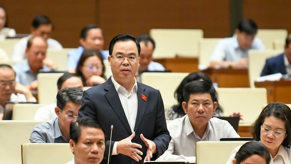 Đại biểu Trần Văn Khải phát biểu tại hội trường. 