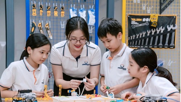 Tại Phenikaa School, mỗi giờ học STEM là một hành trình khám phá, nơi học sinh được trực tiếp trải nghiệm, sáng tạo và phát triển tư duy giải quyết vấn đề dưới sự đồng hành của giáo viên.