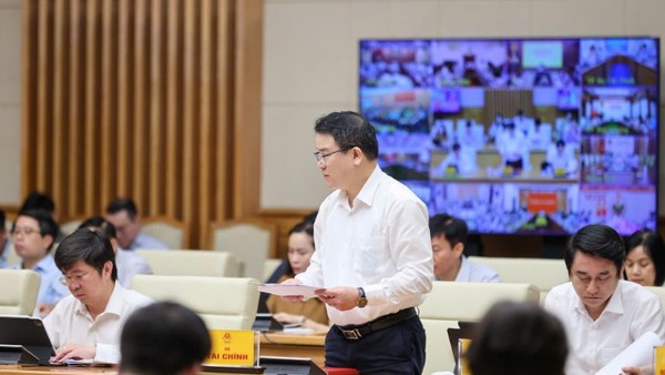  Thứ trưởng Bộ Tài chính Trần Quốc Phương báo cáo tại Hội nghị. Ảnh: VGP