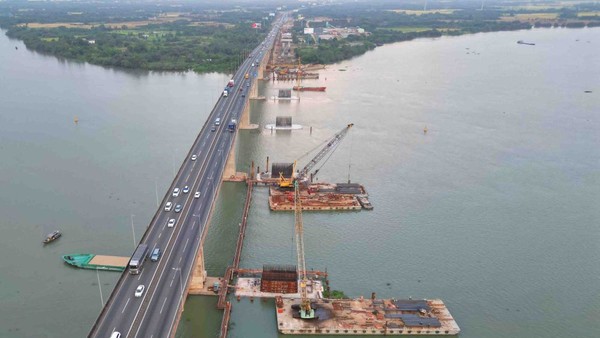 Thi công mở rộng cao tốc TP.HCM - Long Thành.