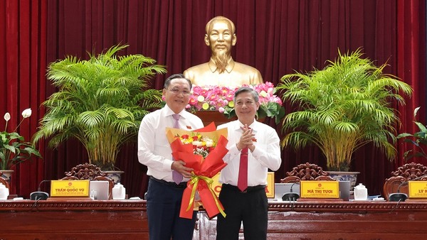 Ông Đồng Văn Thanh, Ủy viên BCH Trung ương Đảng, Phó Bí thư Thường trực Thành ủy, Chủ tịch HĐND TP. Cần Thơ tặng hoa chúc mừng ông Lê Công Lý (bên trái)