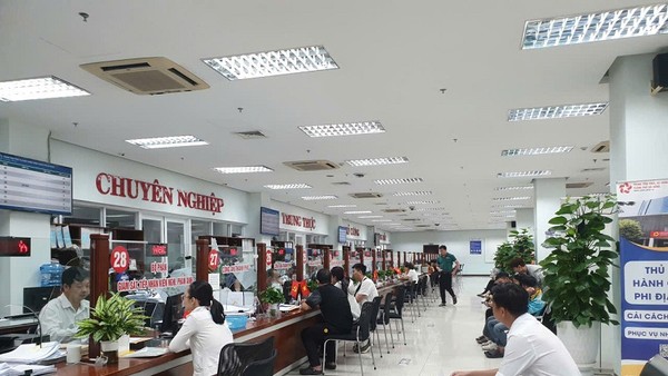 Người dân, doanh nghiệp làm thủ tục hành chính tại Trung tâm hành chính công thành phố Đà Nẵng. Ảnh: Linh Đan