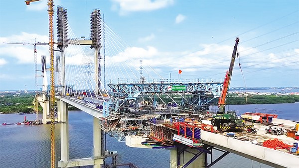 Thi công cầu Phước Khánh trên tuyến cao tốc Bến Lức - Long Thành. Ảnh: Lê Anh