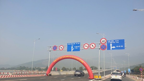 Tuyến đường ven biển kết nối cảng Liên Chiểu vừa thông xe kỹ thuật có ý nghĩa quan trọng trong việc phát triển logistics của thành phố Đà Nẵng trong thời gian tới. Ảnh: Linh Đan
