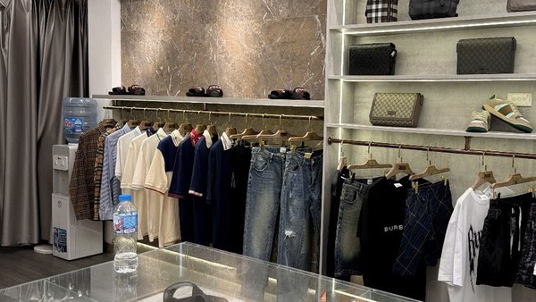 Cửa hàng thời trang tại 27 Tây Sơn, Hà Nội bán hàng giả mạo nhãn hiệu nổi tiếng Burberry, Gucci.... 