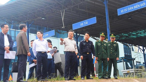 Phó Chủ tịch UBND tỉnh Quảng Trị Lê Đức Tiến (thứ tư từ phải ảnh) kiểm tra hạ tầng Cửa khẩu Quốc tế La Lay