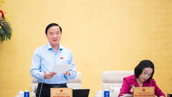 Phó Chủ tịch Quốc hội Nguyễn Khắc Định phát biểu tại phiên họp. 
