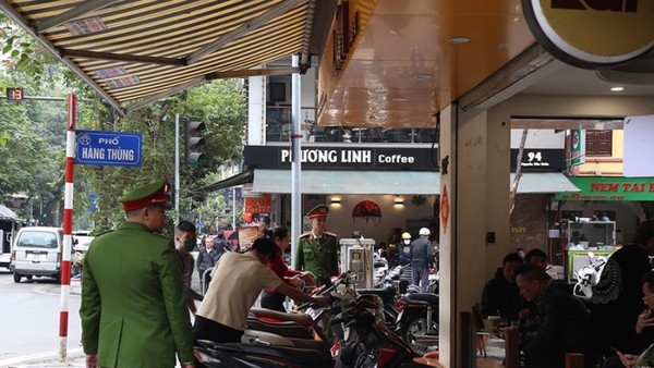 Công an quận Hoàn Kiếm kiểm tra công tác bảo đảm trật tự đô thị.