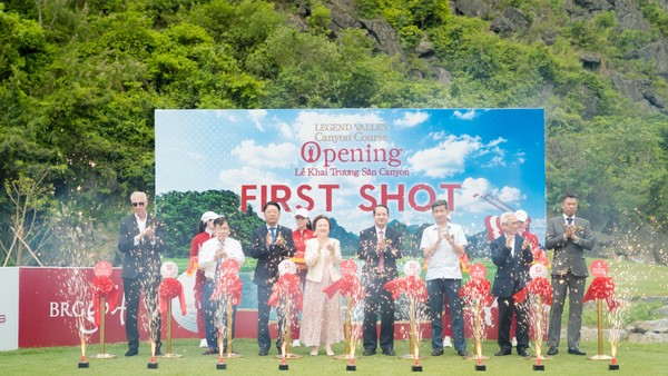 Đại biểu cắt băng khánh thành sân Canyon Course tại Legend Valley Country Club