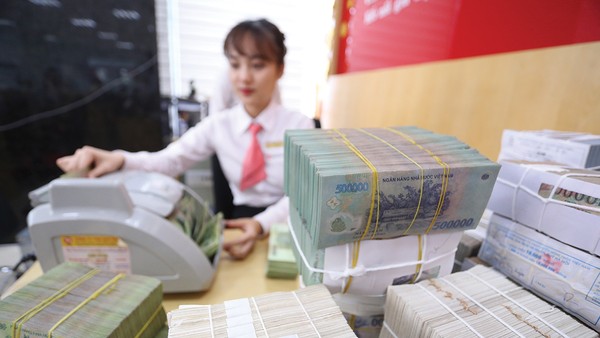 Vai trò cung ứng vốn cho nền kinh tế đang dồn chủ yếu lên vai ngành ngân hàng
