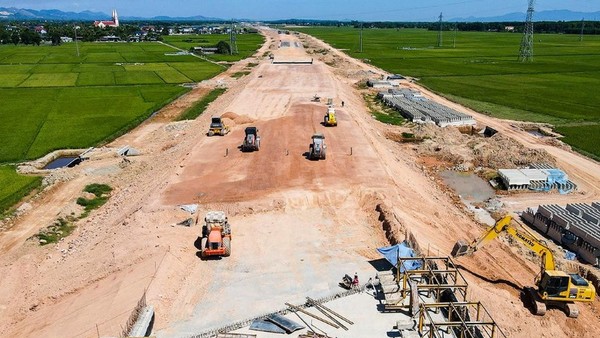 Năm 2025, Bộ Xây dựng đã cắt giảm 56 thủ tục, đơn giản hóa 241 thủ tục, nâng tổng số TTHC được cắt giảm, đơn giản hóa lên 297/451 thủ tục, đạt tỷ lệ 65,8%.