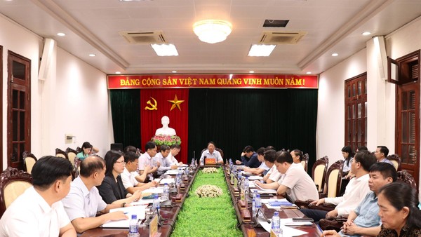 Phó Chủ tịch thường trực UBND tỉnh Trần Song Tùng chủ trì Hội nghị nghe báo cáo tiến độ triển khai các hoạt động Tuần Du lịch Ninh Bình 2026.Ảnh: Minh Huế