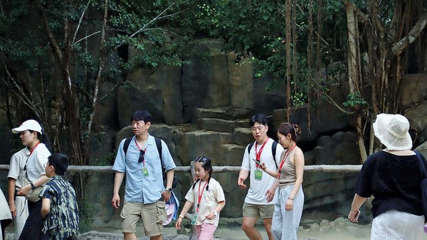Ảnh: Du khách nước ngoài tham quan Safari Phú Quốc Ảnh: Linh Nguyễn 
