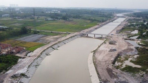 Một đoạn Suối Cái đã hoàn thành phần kè 2 bên. 