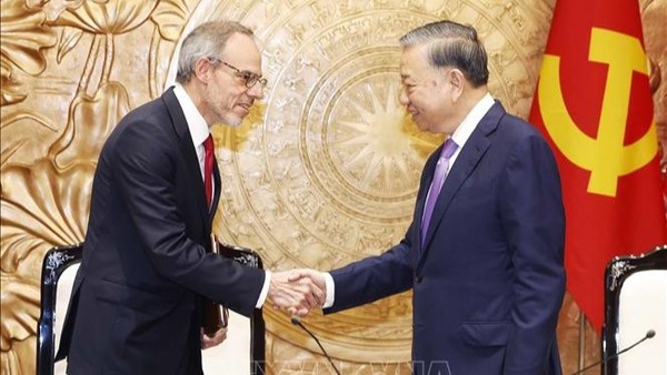 Tổng Bí thư, Chủ tịch nước Tô Lâm tiếp ông David Zapolsky, Phó Chủ tịch cấp cao, Giám đốc Pháp lý và Quan hệ Toàn cầu của Tập đoàn Amazon - Ảnh: TTXVN