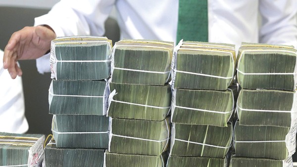 NIM thu hẹp đang khiến triển vọng lợi nhuận ngân hàng phân hóa mạnh, buộc dòng tiền chọn lọc hơn với cổ phiếu ngành này
