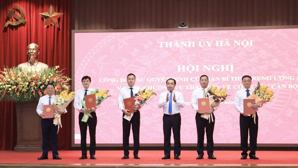 Bí thư Thành ủy Hà Nội Trần Đức Thắng trao các quyết định công tác cán bộ