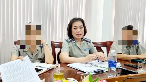 Bà Nguyễn Thị Phương Lan, nguyên Chi cục trưởng Chi cục THADS TP .Đồng Hới (ở giữa) trong một lần trả lời báo chí. Ảnh: Hoàng Nam
